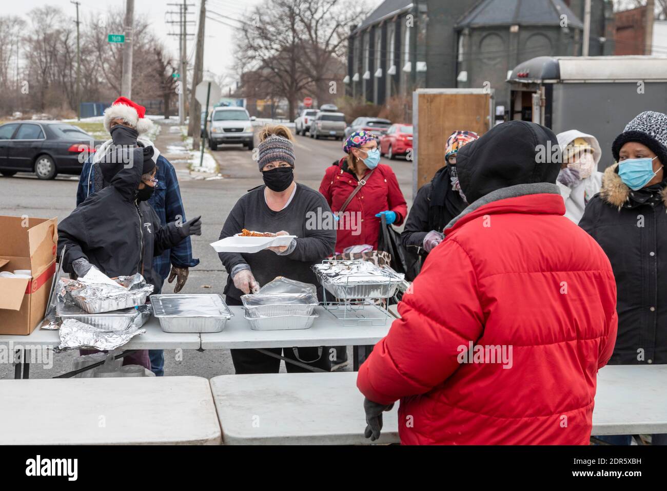 Detroit, Michigan, États-Unis. 19 décembre 2020. Dans la semaine précédant Noël, les bénévoles livrent de la nourriture aux personnes dans le besoin, la plupart sans abri, dans le parc Roosevelt de Detroit. Crédit : Jim West/Alay Live News Banque D'Images