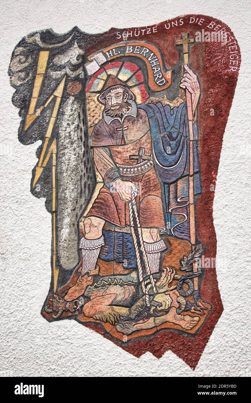 L'art mural du bâtiment en Autriche s'appelle 'Lüftlmalerei'. Peinture représentant Bernard de Menthon, le Saint patron de l'alpinisme. Banque D'Images