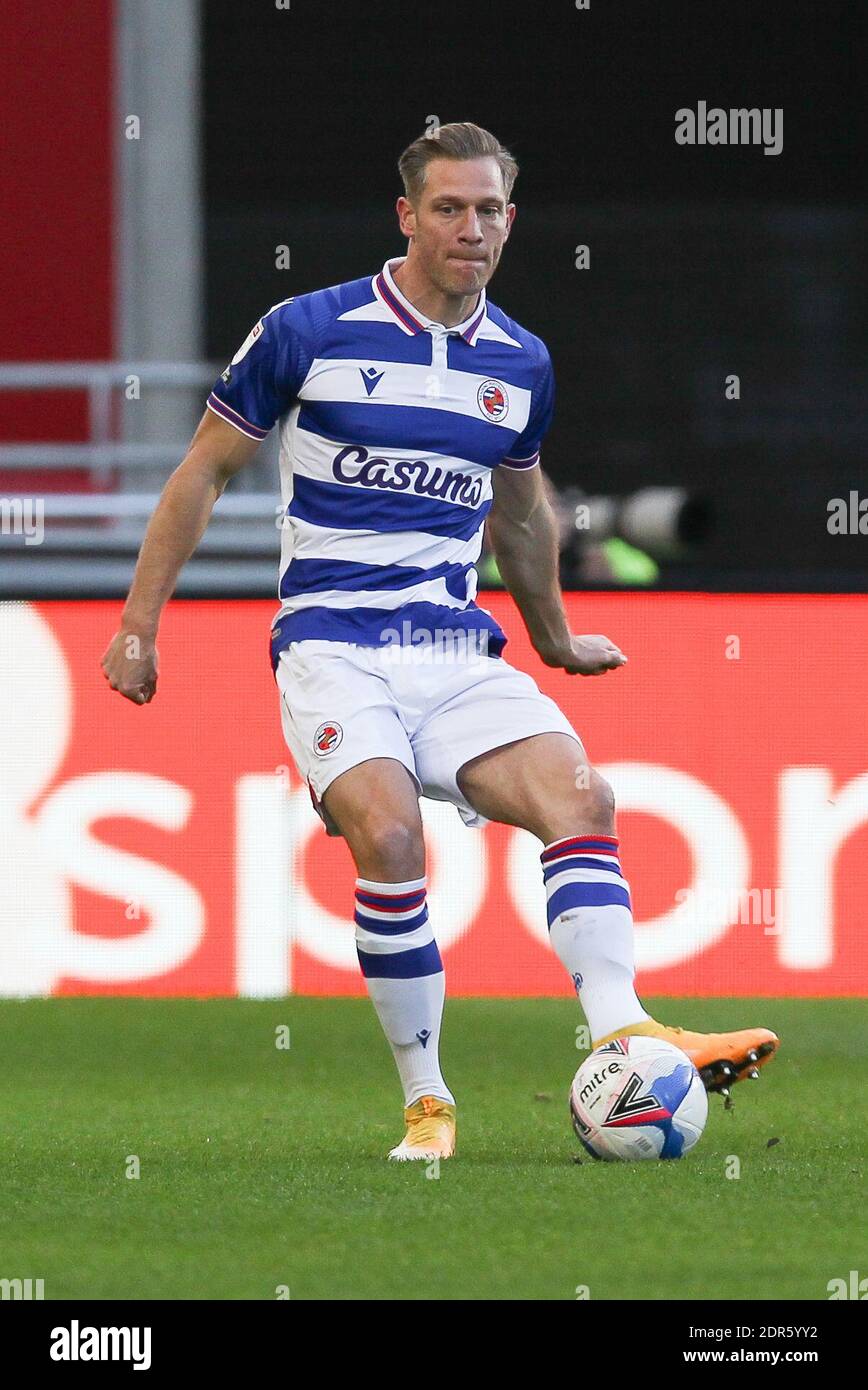 Londres, Royaume-Uni. 20 décembre 2020. Michael Morrison de Reading en action pendant le match de championnat EFL Sky Bet entre Brentford et Reading au stade communautaire de Brentford, Londres, Angleterre, le 19 décembre 2020. Photo de Ken Sparks. Utilisation éditoriale uniquement, licence requise pour une utilisation commerciale. Aucune utilisation dans les Paris, les jeux ou les publications d'un seul club/ligue/joueur. Crédit : UK Sports pics Ltd/Alay Live News Banque D'Images