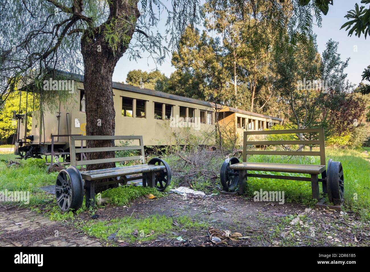 Bancs avec roues de train dans l'ancienne gare abandonnée de Beyrouth, Mar Mikhael, Liban Banque D'Images