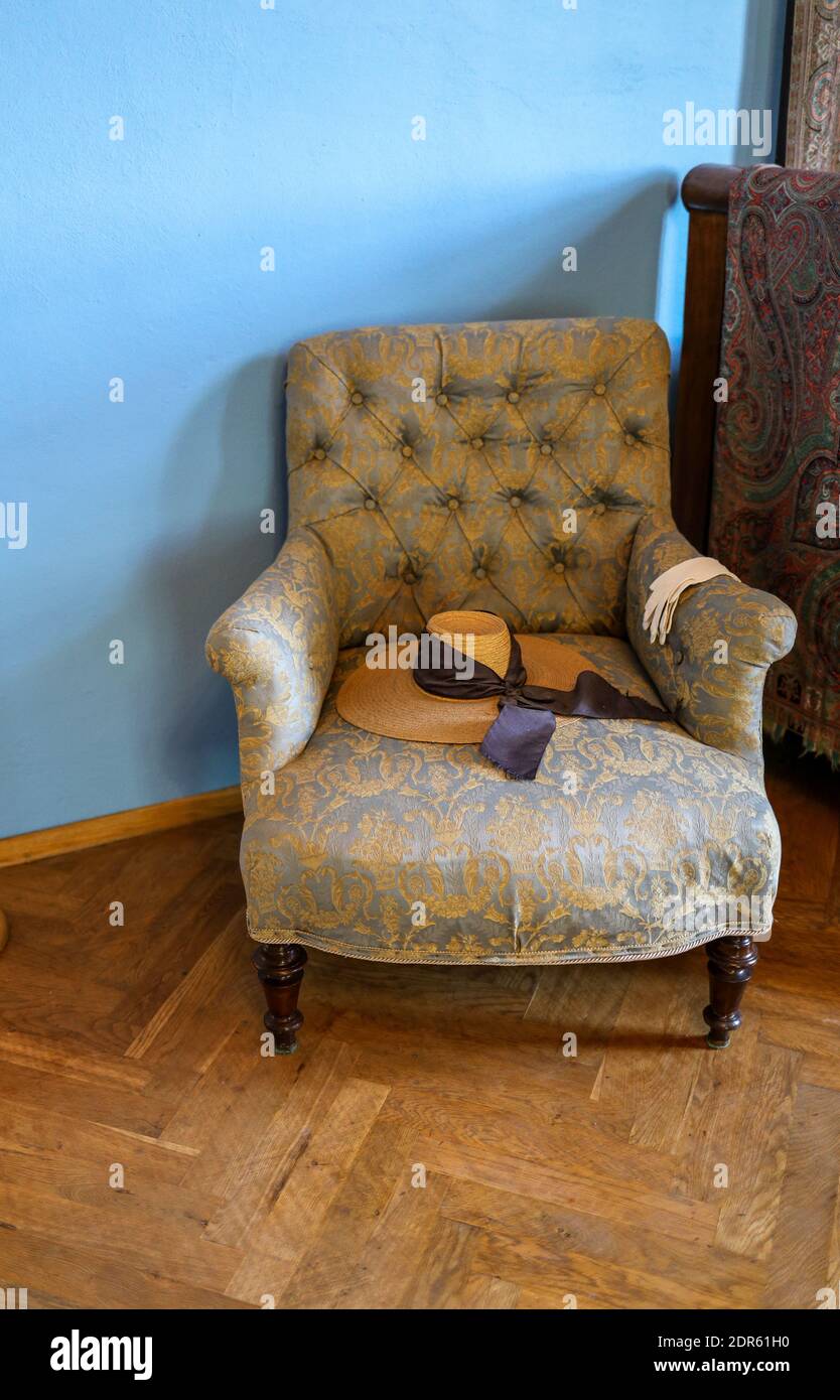 Un chapeau de paille romantique sur un confortable fauteuil rembourré Photo  Stock - Alamy