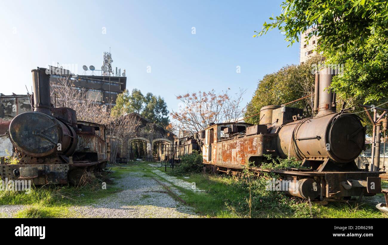 Vieux trains rouillés dans l'ancienne gare de Beyrouth abandonnée à Mar Mikhael, Liban Banque D'Images