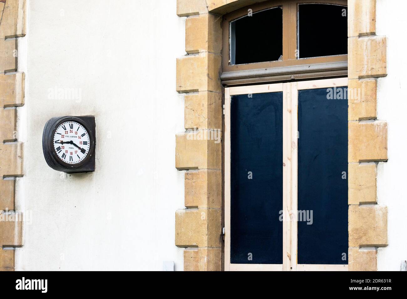 L'horloge de l'ancien Paul Garnier se trouve dans la gare abandonnée de Beyrouth, Mar Mikhael, Liban Banque D'Images