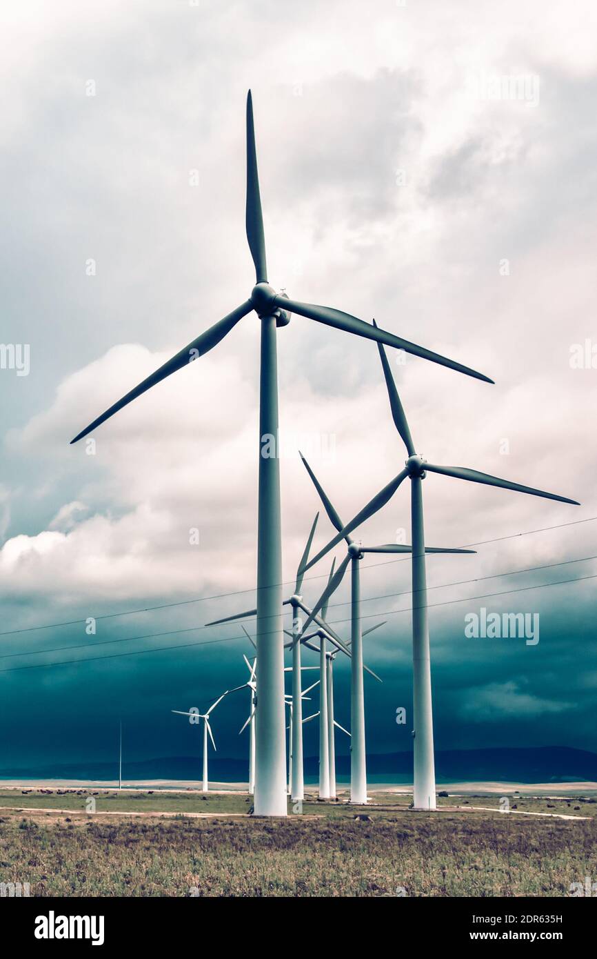 Éoliennes générant de l'électricité par temps de tempête Banque D'Images