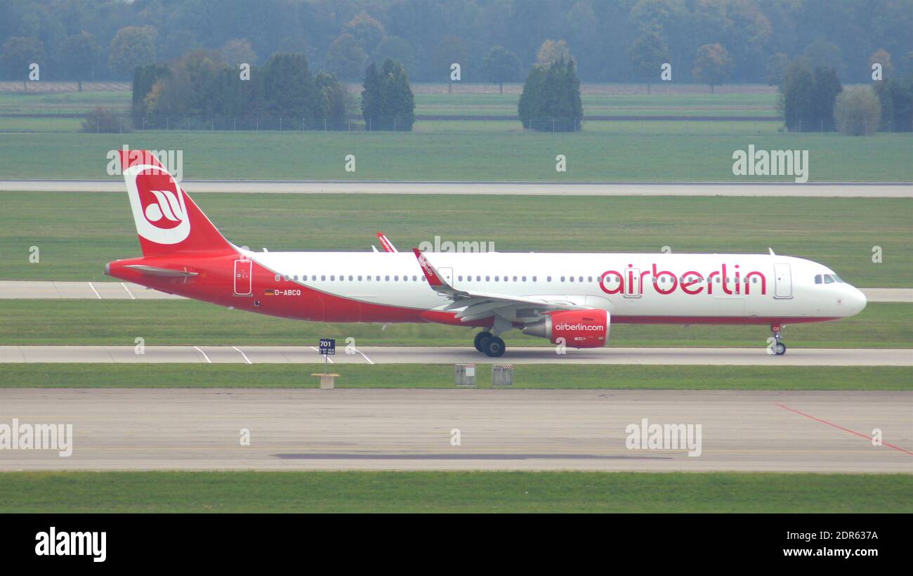 MUNICH, ALLEMAGNE - 11 OCTOBRE 2015 : Air Berlin Airbus A320 train à l'aéroport international de Munich MUC Banque D'Images