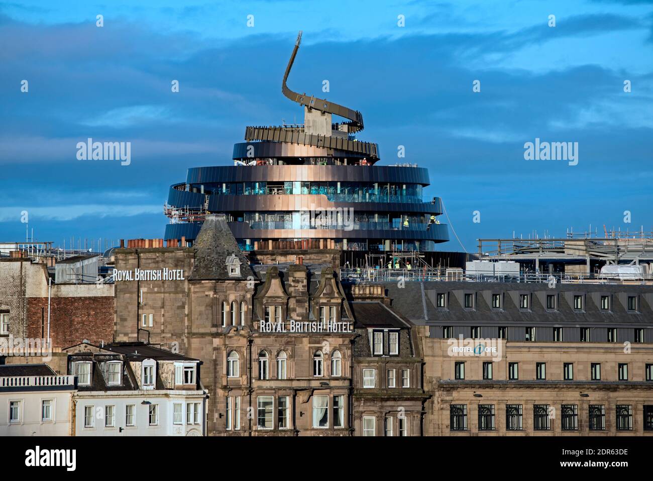 W Edinburgh Hotel dans le quartier St James surplombant le Royal British Hotel et d'autres propriétés de Princes Street, Edimbourg, Ecosse, Royaume-Uni. Banque D'Images