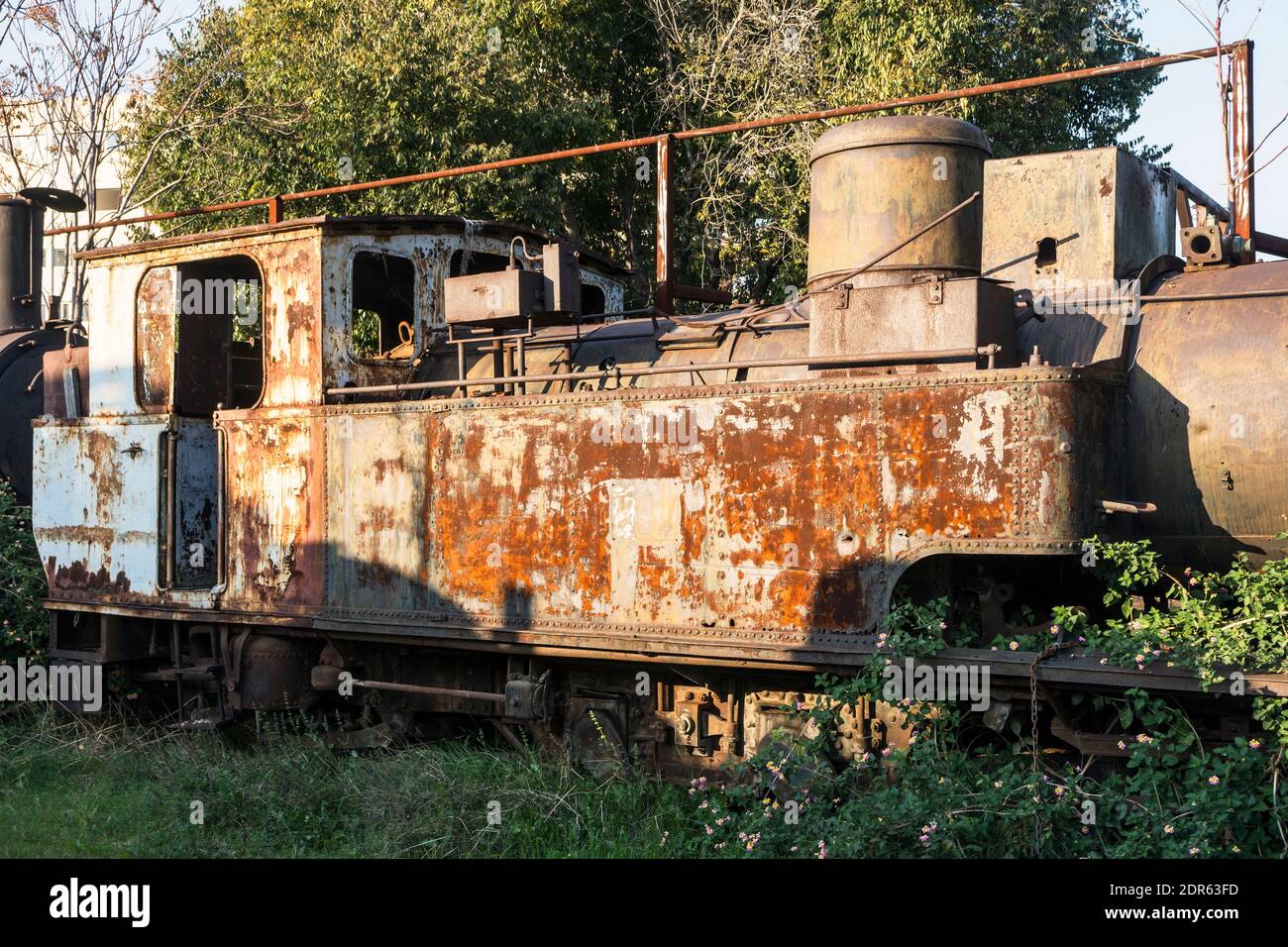 Vieux train rouillé dans l'ancienne gare abandonnée de Beyrouth à Mar ...