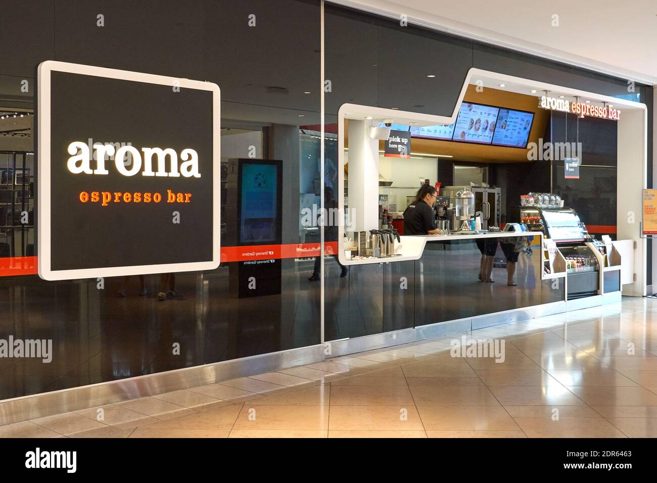 Toronto, Canada - le 26 août 2019 : gens au bar à espresso Aroma. Aroma Espresso Bar est une chaîne israélienne d'espresso et de café avec 125 branches autour de moi Banque D'Images