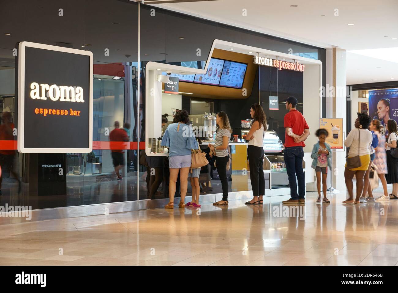 Toronto, Canada - le 26 août 2019 : gens au bar à espresso Aroma. Aroma Espresso Bar est une chaîne israélienne d'espresso et de café avec 125 branches autour de moi Banque D'Images