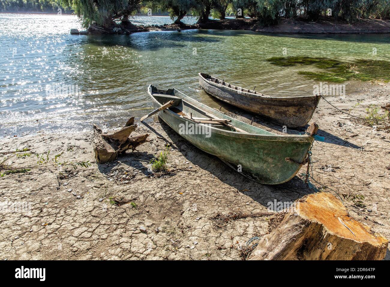 Bateaux amarrés sur la rive du Danube. Delta en Roumanie. Banque D'Images