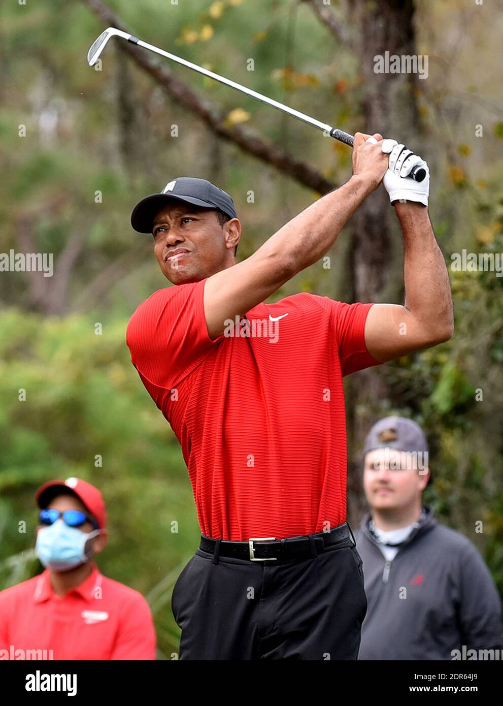 Tiger Woods réussit un tir en T sur le quatrième trou lors de la dernière partie du tournoi de golf PNC Championship au Ritz-Carlton Golf Club. Tiger est associé à son fils Charlie. Banque D'Images