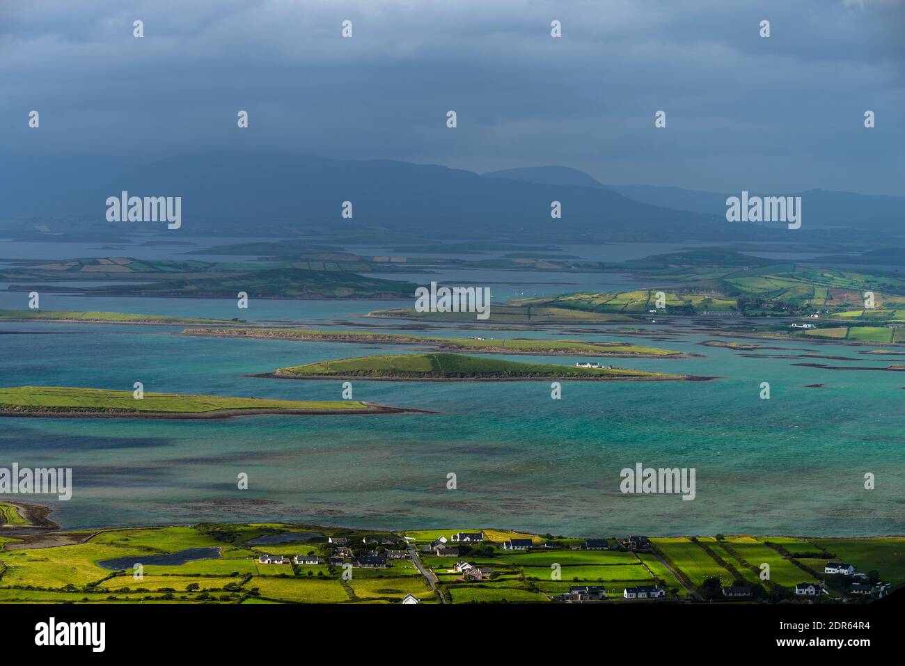 Montagnes et nuages, vue incroyable depuis le sommet de la montagne Croagh Patrick, surnommé le Reek dans le comté de Mayo après Mweelrea et Nephin, Irlande Banque D'Images