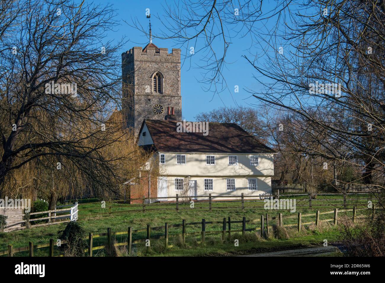 Pittoresque salle de fête du mariage du XVe siècle et tour de l'horloge Eglise Saint Mary, Matching Church Village Essex Angleterre Banque D'Images