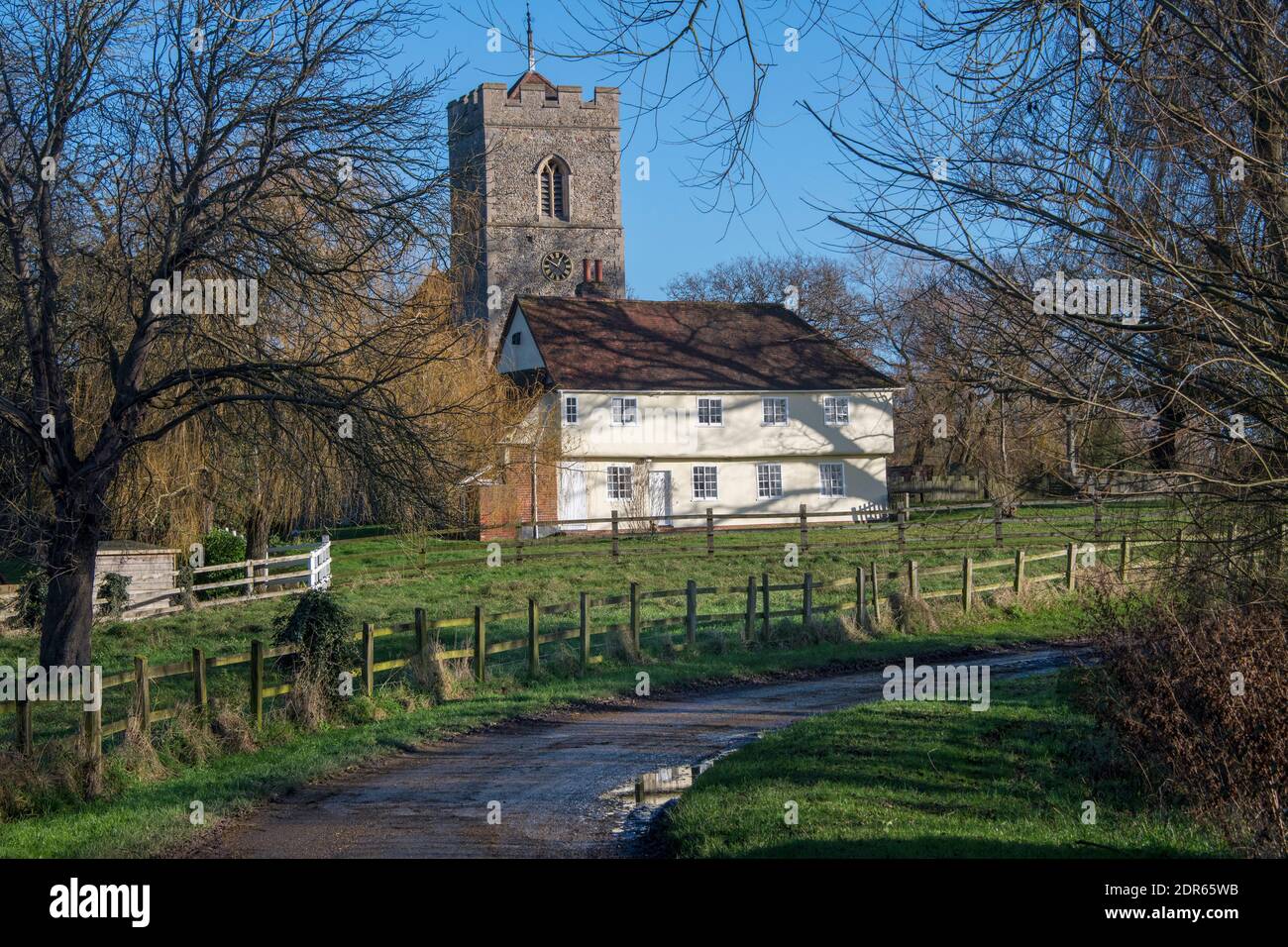 Pittoresque salle de fête du mariage du XVe siècle et tour de l'horloge Eglise Saint Mary, Matching Church Village Essex Angleterre Banque D'Images
