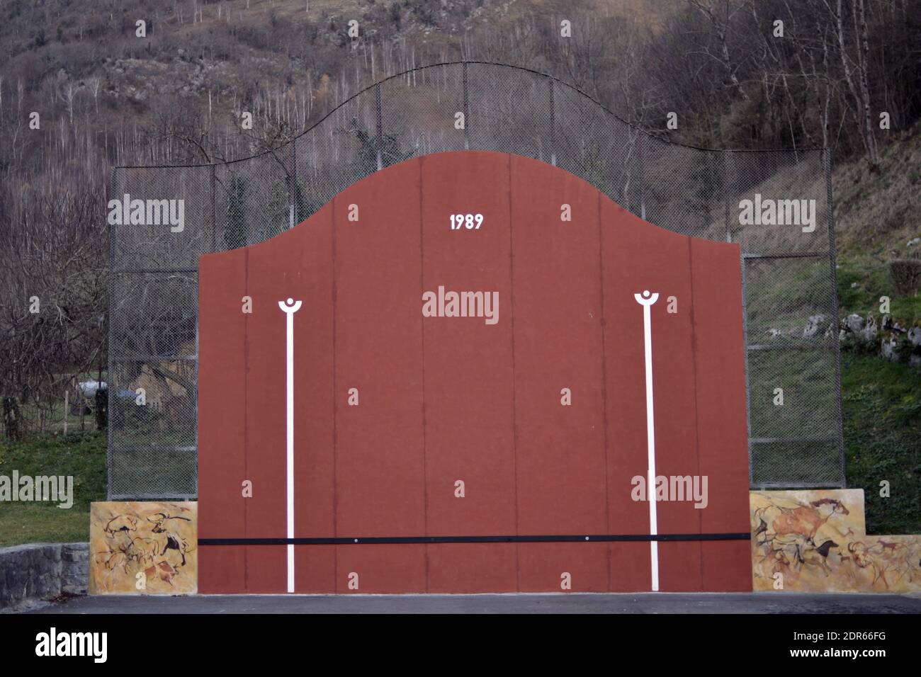 Un mur de pelota basque se dresse dans un village du sud de la France. Banque D'Images