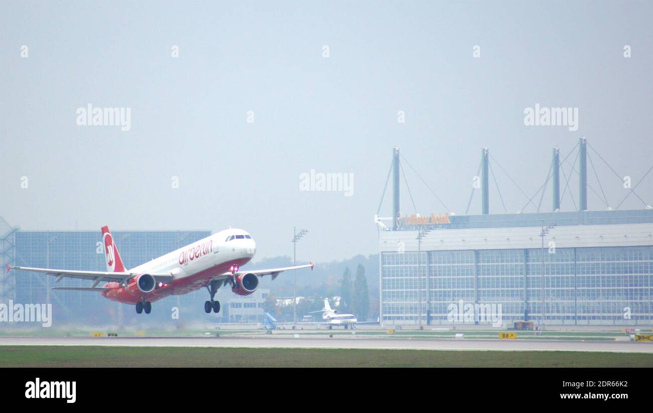MUNICH, ALLEMAGNE - 11 OCTOBRE 2015 : avion passager d'Air Berlin, compagnie aérienne à bas prix qui touche la piste de l'aéroport international de Munich MUC Banque D'Images