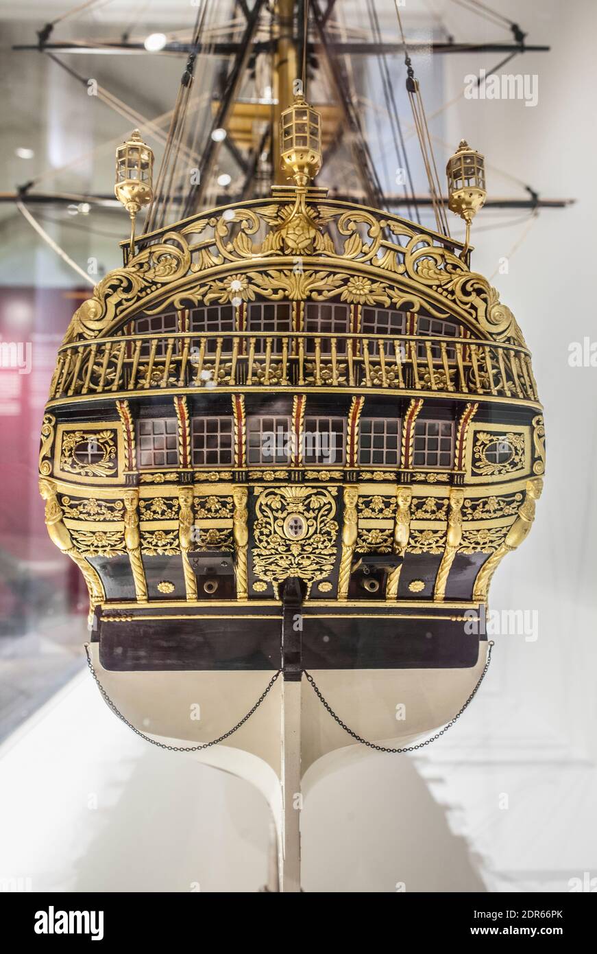 Lisbonne, Portugal - le 1er mars 2020 : la poupe du navire de guerre principe da Beira, 1774. Modèle à échelle. Musée de la Marine, Lisbonne, Portugal Banque D'Images