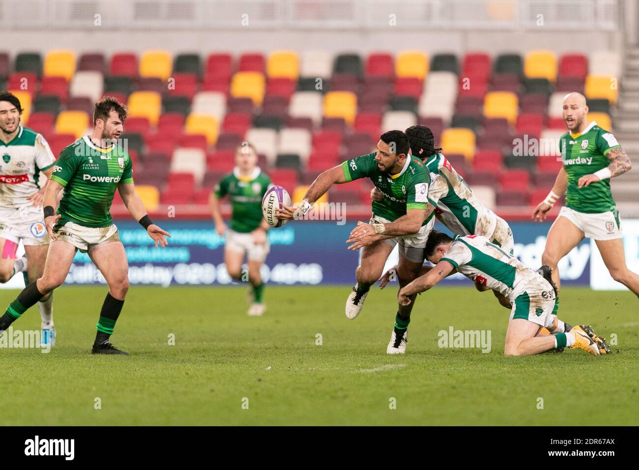 Brentford, Royaume-Uni. 06e décembre 2020. Curtis Rona of London Irish passe le ballon lors du match de la coupe européenne de rugby à XV au stade communautaire de Brentford, Brentford (photo de Juan Gasparini/Focus Images /Sipa USA) 20/12/2020 Credit: SIPA USA/Alay Live News Banque D'Images