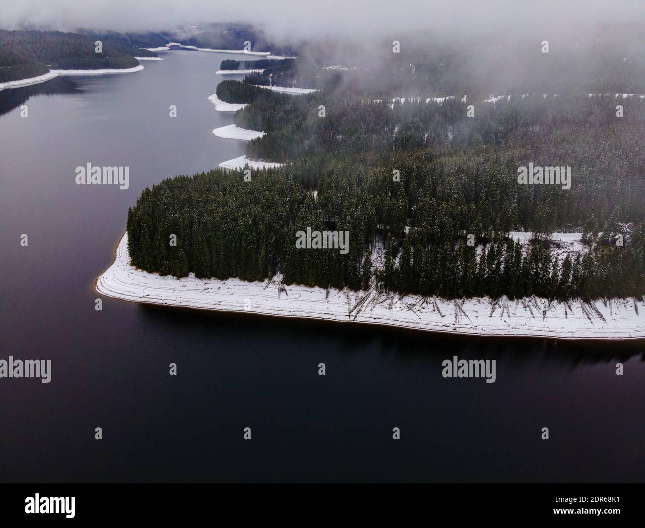 Photographie de lac de montagne en hiver, tiré d'un drone Banque D'Images