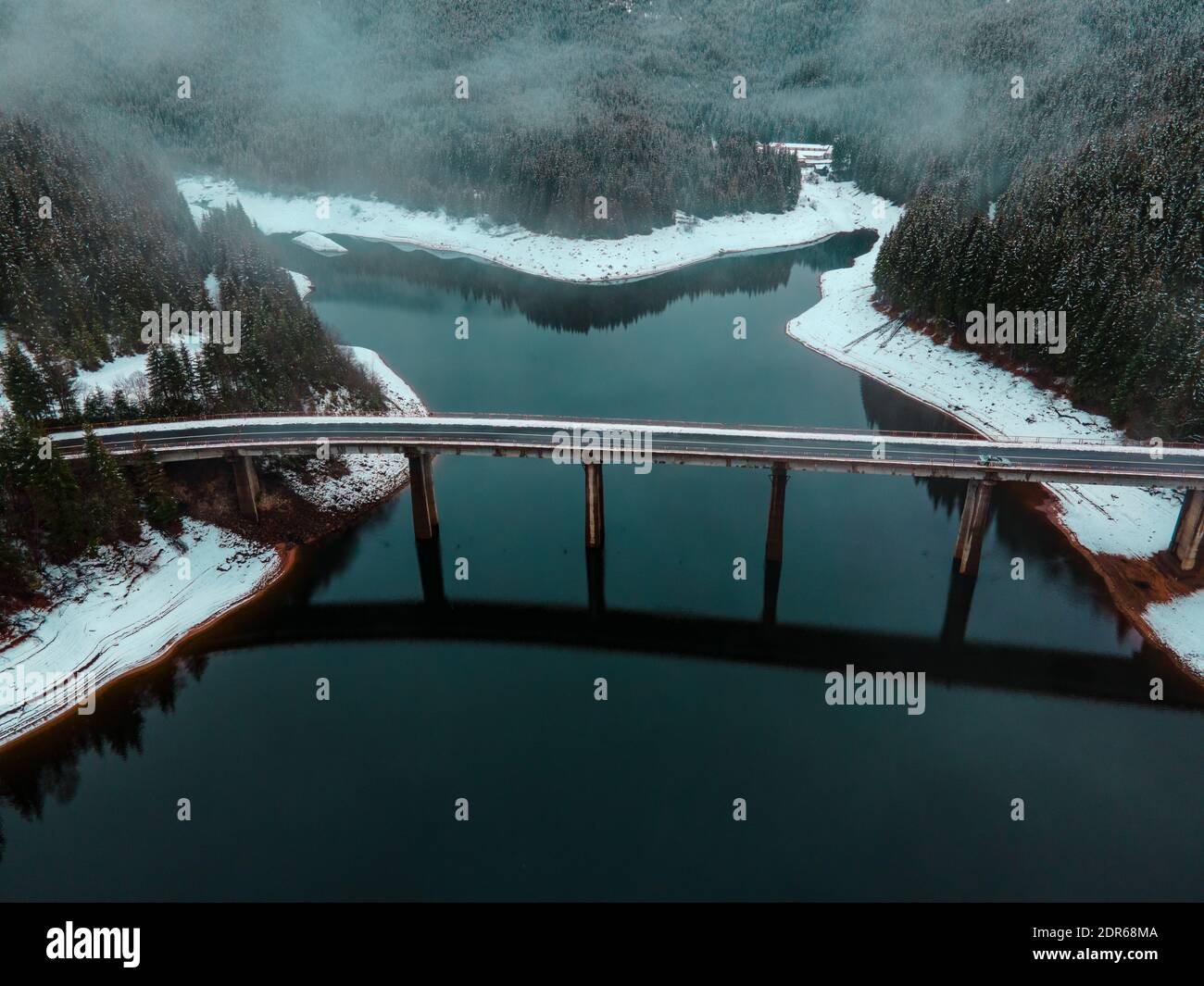 Photographie de drone à partir d'une haute altitude d'une route et un pont traversant un lac de montagne Banque D'Images