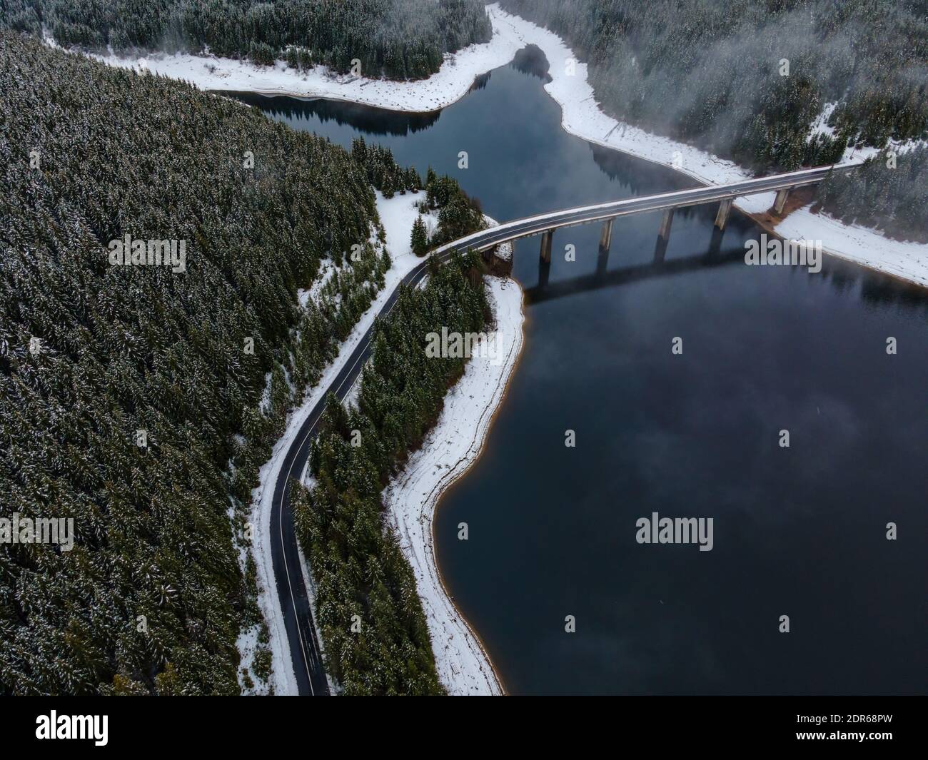 Photographie de drone à partir d'une haute altitude d'une route et un pont traversant un lac de montagne Banque D'Images