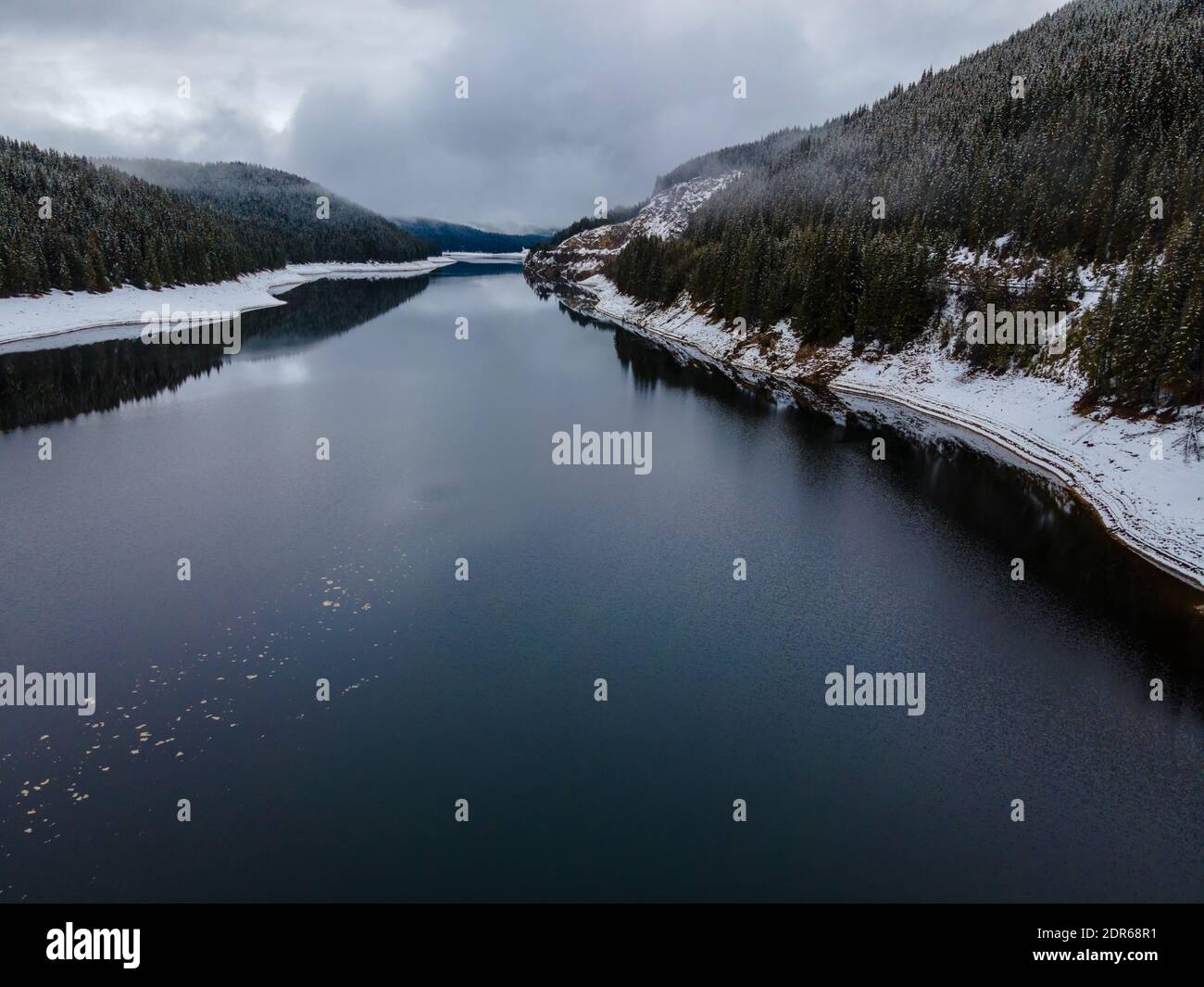 Photographie de lac de montagne en hiver, tiré d'un drone Banque D'Images