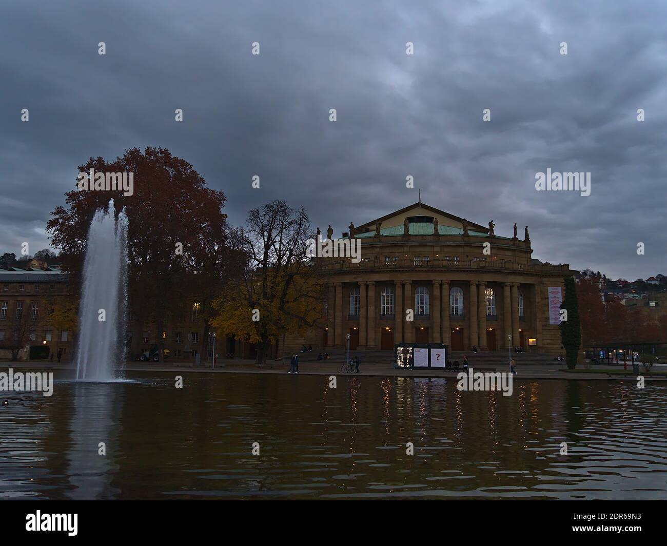 Vue de face de l'opéra historique de Stuttgart, Bade-Wurtemberg, Allemagne, lieu de Staatsoper et Ballet, sur le rivage d'un petit lac avec fontaine. Banque D'Images