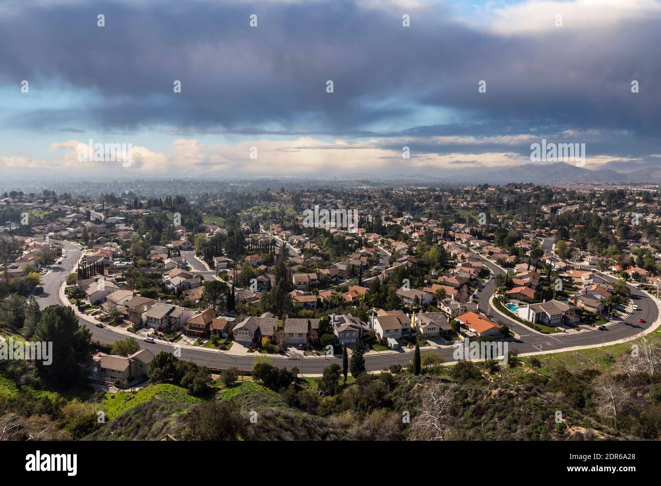 Vue sur les maisons de quartier de la vallée du nord avec des nuages de tempête dans la communauté porter Ranch de Los Angeles, Californie. Banque D'Images