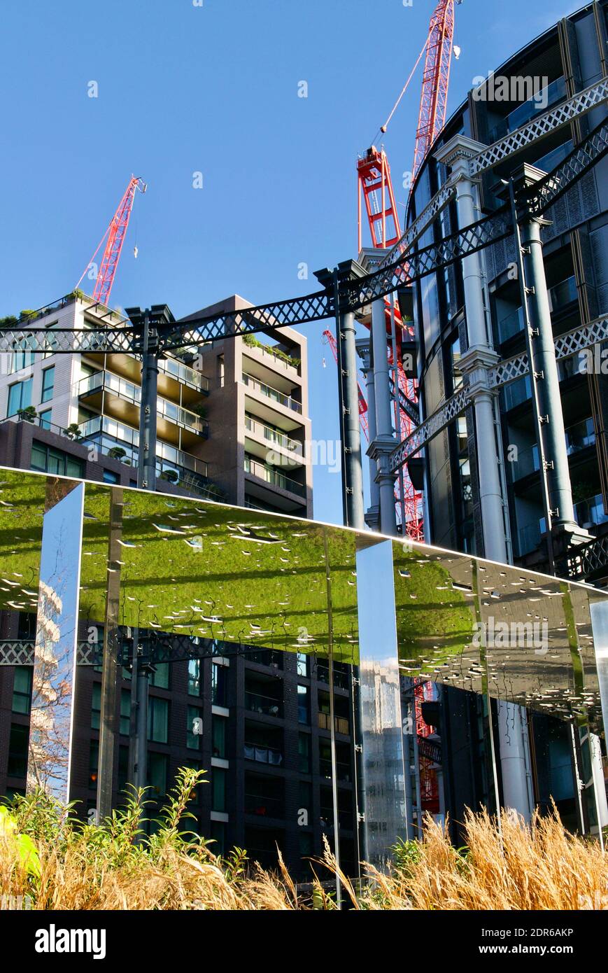 Gasdétenteurs London appartement développement à Kings Cross. Anciens cadres en fonte d'essence remis à neuf pour les appartements de luxe et la vie en ville avec vue sur le canal Banque D'Images