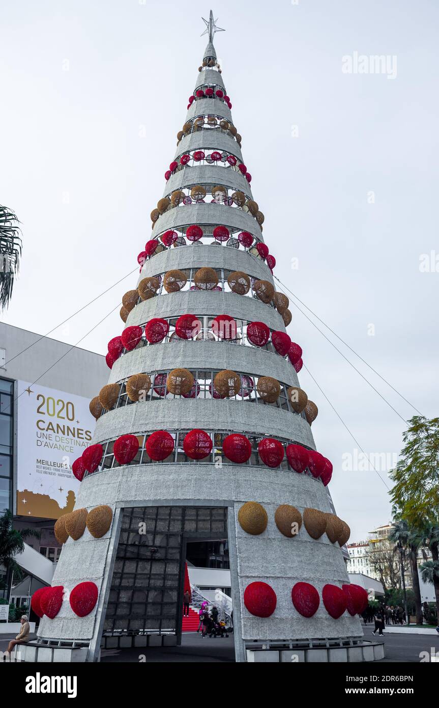 Sapin de Noël élégant sur la Croisette à Cannes Banque D'Images