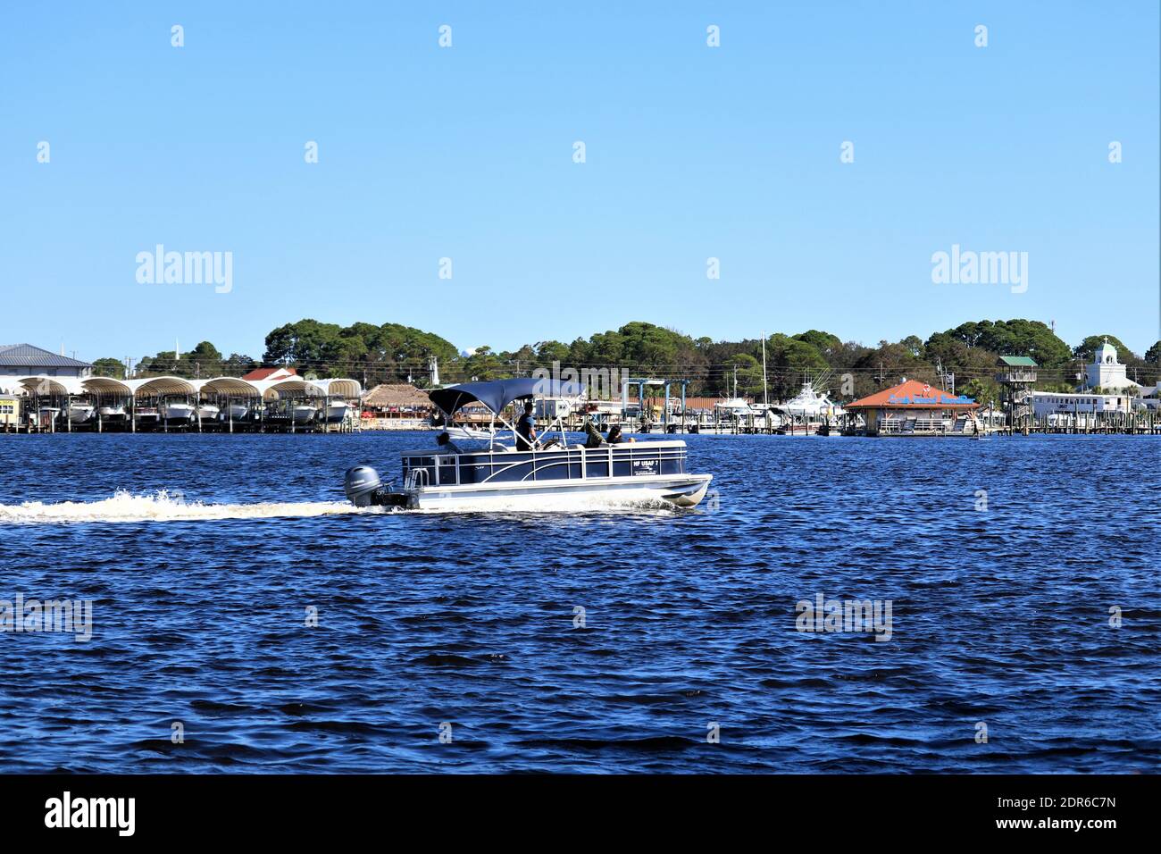 Etats-Unis, Floride, photo prise de Santa Rose Island. Le hors-bord navigue sur l'eau du son de Santa Rosa. La côte continentale est visible en arrière-plan Banque D'Images