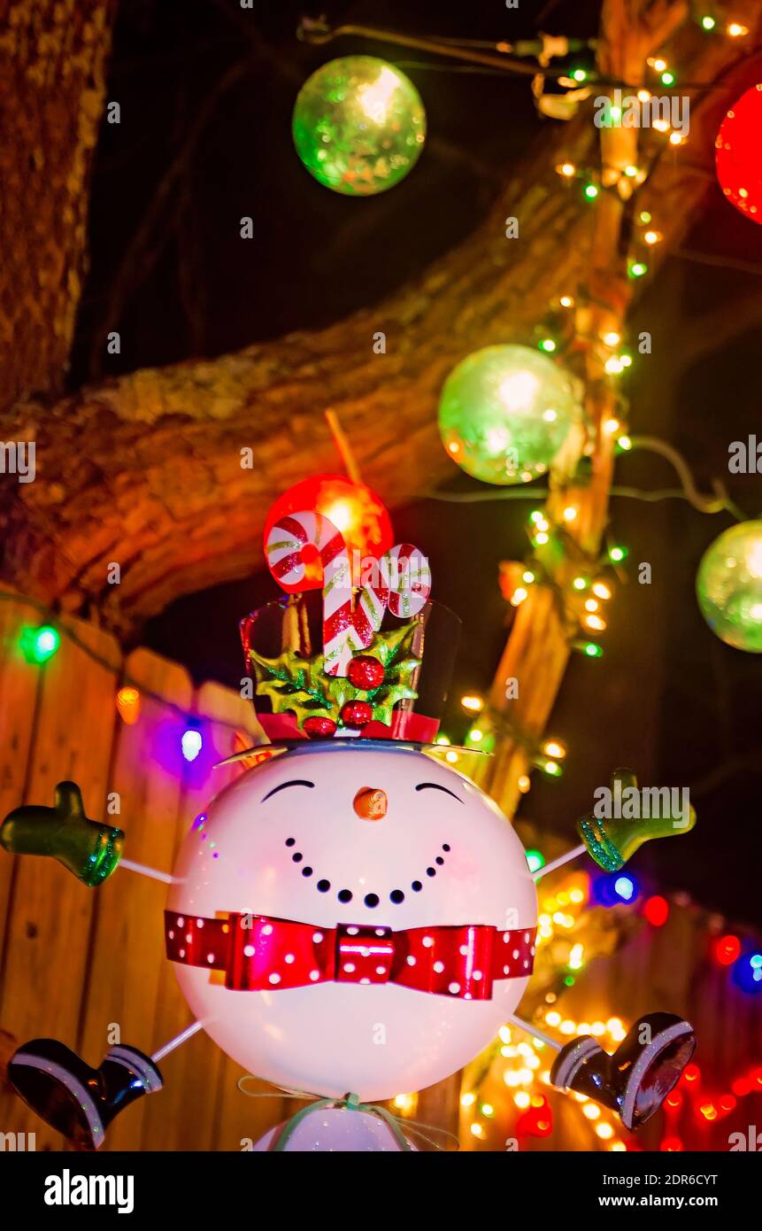 Un ornement de bonhomme de neige fait partie du décor de Noël à l'extérieur d'une maison, le 13 décembre 2012, à Columbus, Mississippi. Banque D'Images