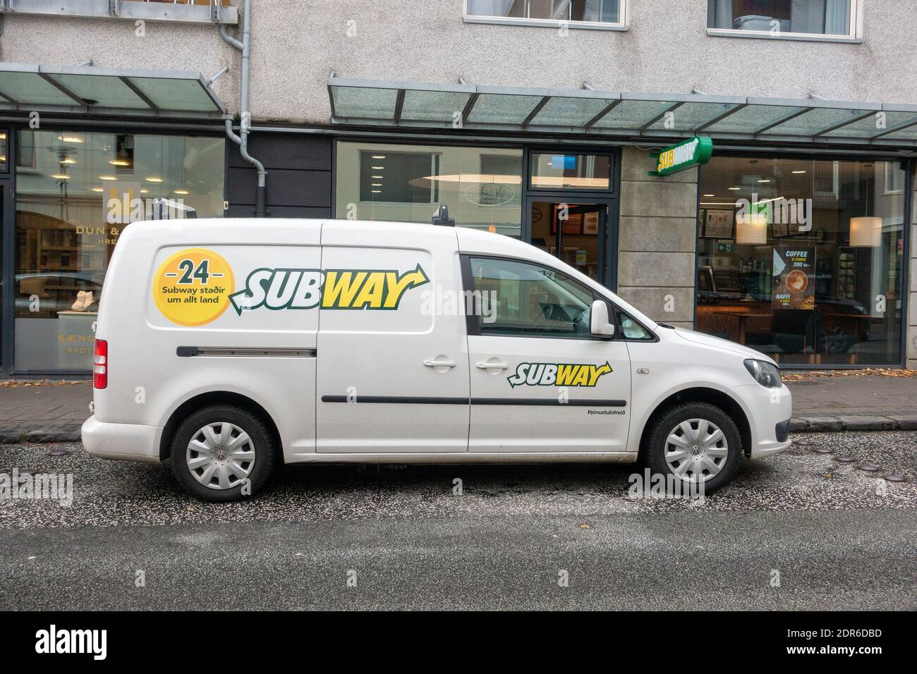 Subway Sandwich franchise Restaurant et minibus de livraison dans le centre-ville de Reykjavik Islande Banque D'Images