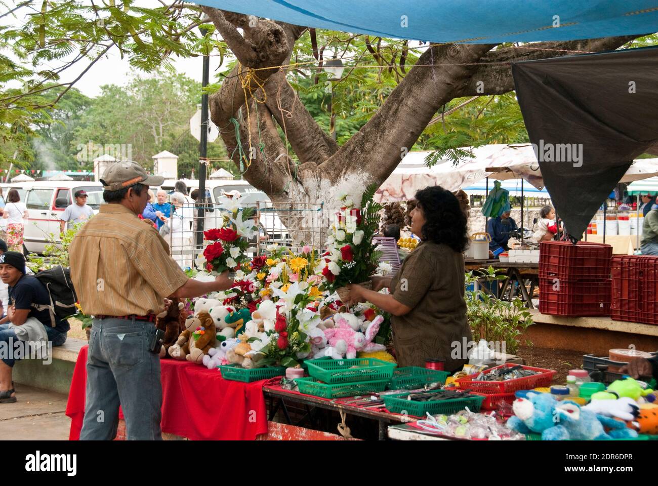 Une femme vend des fleurs sur le marché de rue lors d'un festival à Uman, Yucatan, Mexique Banque D'Images