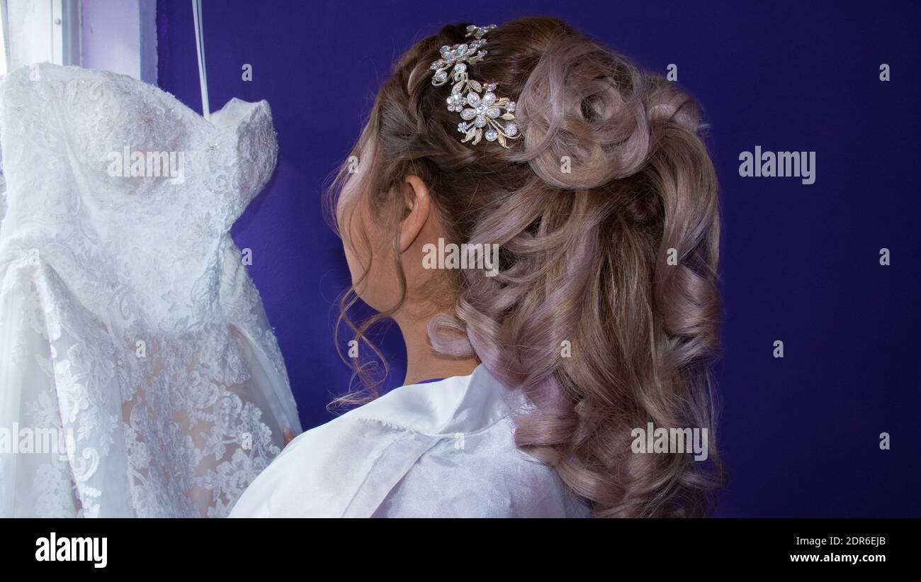 Mariée regardant la robe de mariage Banque D'Images