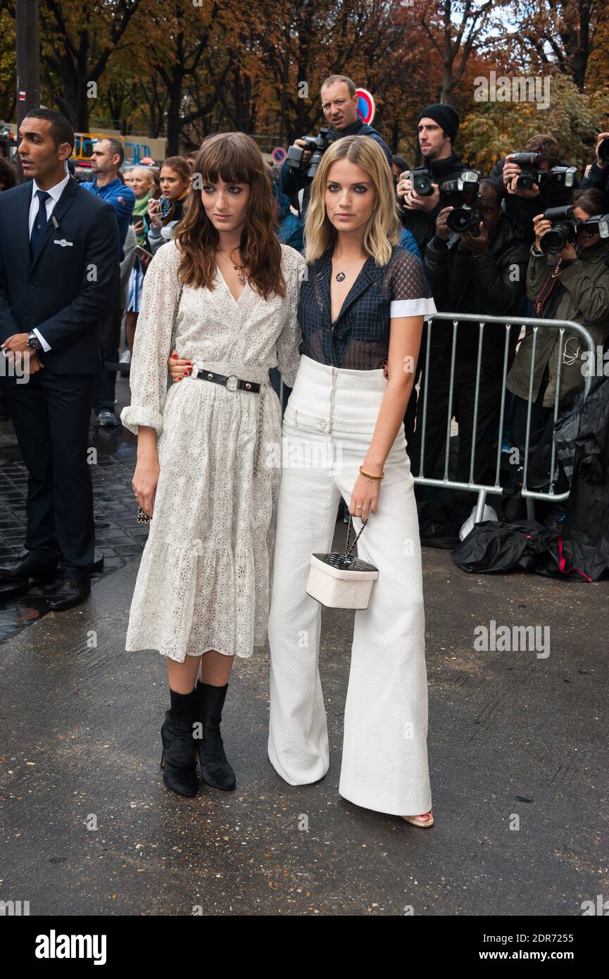 Miranda Kilbey et Elektra Kilbey arrivent pour le salon de la collection prêt-à-porter de Chanel Printemps-été 2015/2016 lors de la semaine de la mode de Paris qui s'est tenue au Grand Palais le 6 octobre 2015 à Paris, en France. Photo de Nicolas Genin/ABACAPRESS.COM Banque D'Images