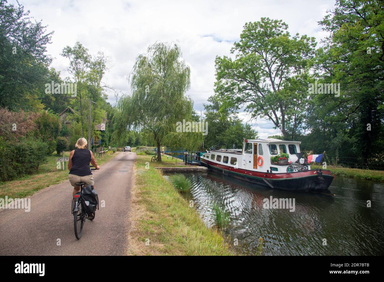 Cycliste le long du canal de Nivernais à Morvan, en France Banque D'Images