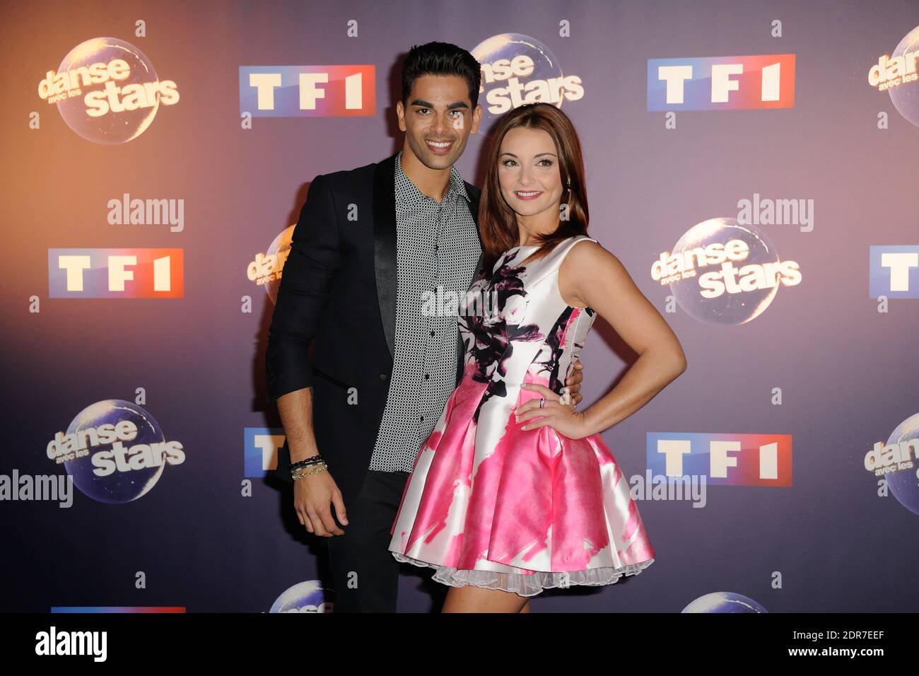 Priscilla Betti et Christophe Licata lors du photocall de danse avec les Stars 2015 a Paris, France le 7 octobre 2015. Priscilla porte une mini robe en taffetas de soies imprimee Christophe Gularme, paree par Elsa Lee Paris et escarpins Carmen Steffens. Photo d'Alban Wyters/ABACAPRESS.COM Banque D'Images