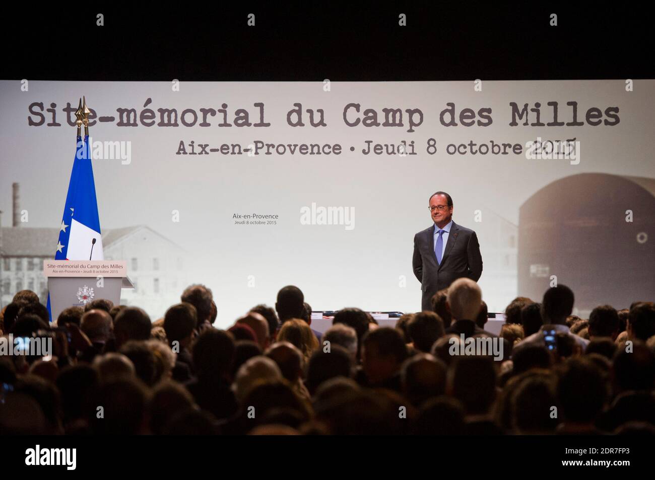 Le 8 octobre 2015, le président français François Hollande a visité le site commémoratif du Camp des milles, un camp d'internement de la Seconde Guerre mondiale près d'Aix-en-Provence, dans le sud de la France. Un réseau scientifique international créé par la Fondation Camp des milles et l'Université d'Aix-Marseille a été reconnu en 2013 comme 'Chaire UNESCO'. Photo de Lilian Auffret/Pool/ABACAPRESS.COM Banque D'Images