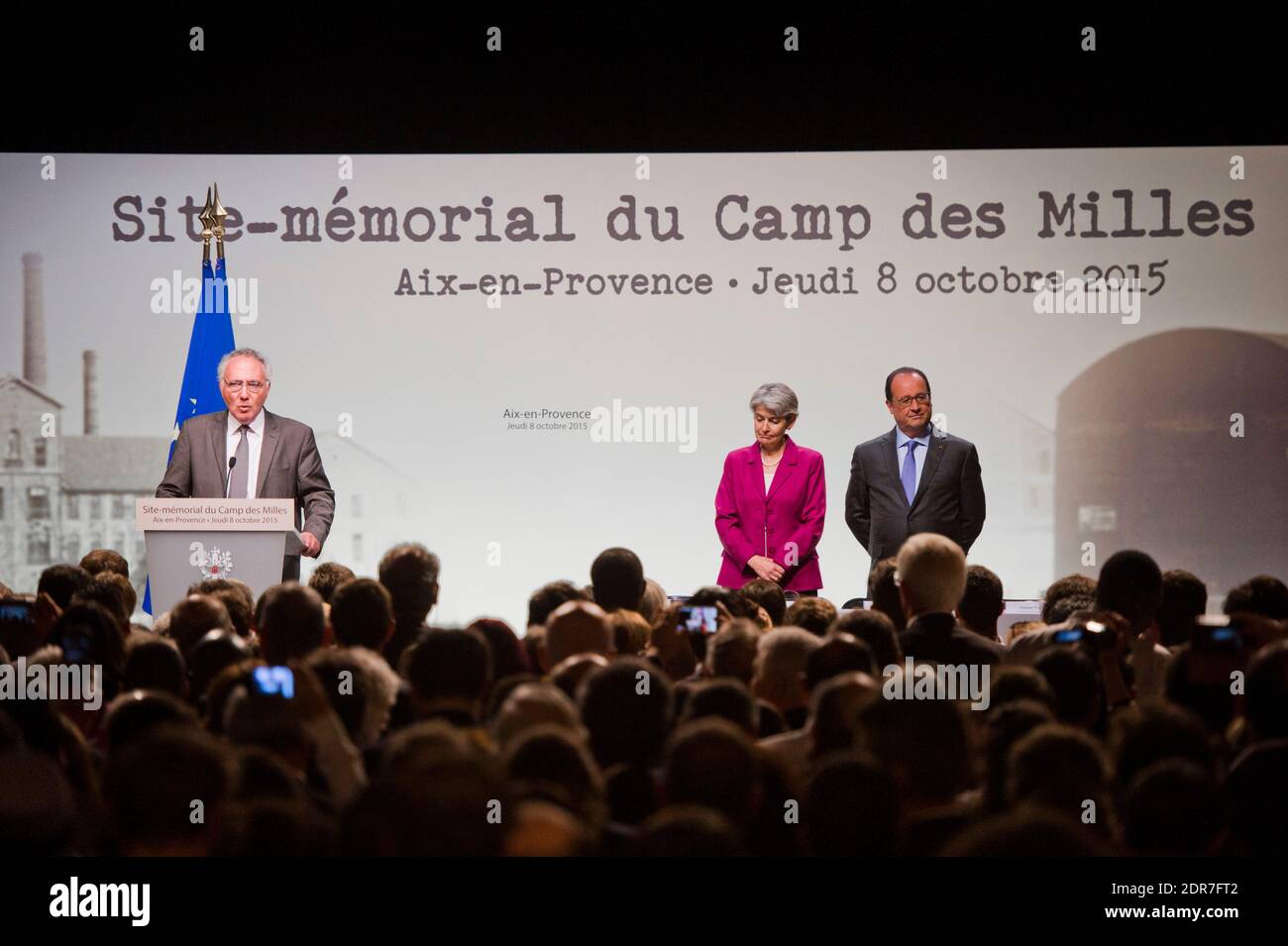 Le Président français François Hollande (R) et le Directeur général de l'UNESCO Irina Bokova écoutent le directeur du Camp des milles Alain Chouraqui lors d'une visite au site commémoratif du Camp des milles, camp d'internement de la Seconde Guerre mondiale près d'Aix-en-Provence, dans le sud de la France, le 8 octobre 2015. Un réseau scientifique international créé par la Fondation Camp des milles et l'Université d'Aix-Marseille a été reconnu en 2013 comme 'Chaire UNESCO'. Photo de Lilian Auffret/Pool/ABACAPRESS.COM Banque D'Images