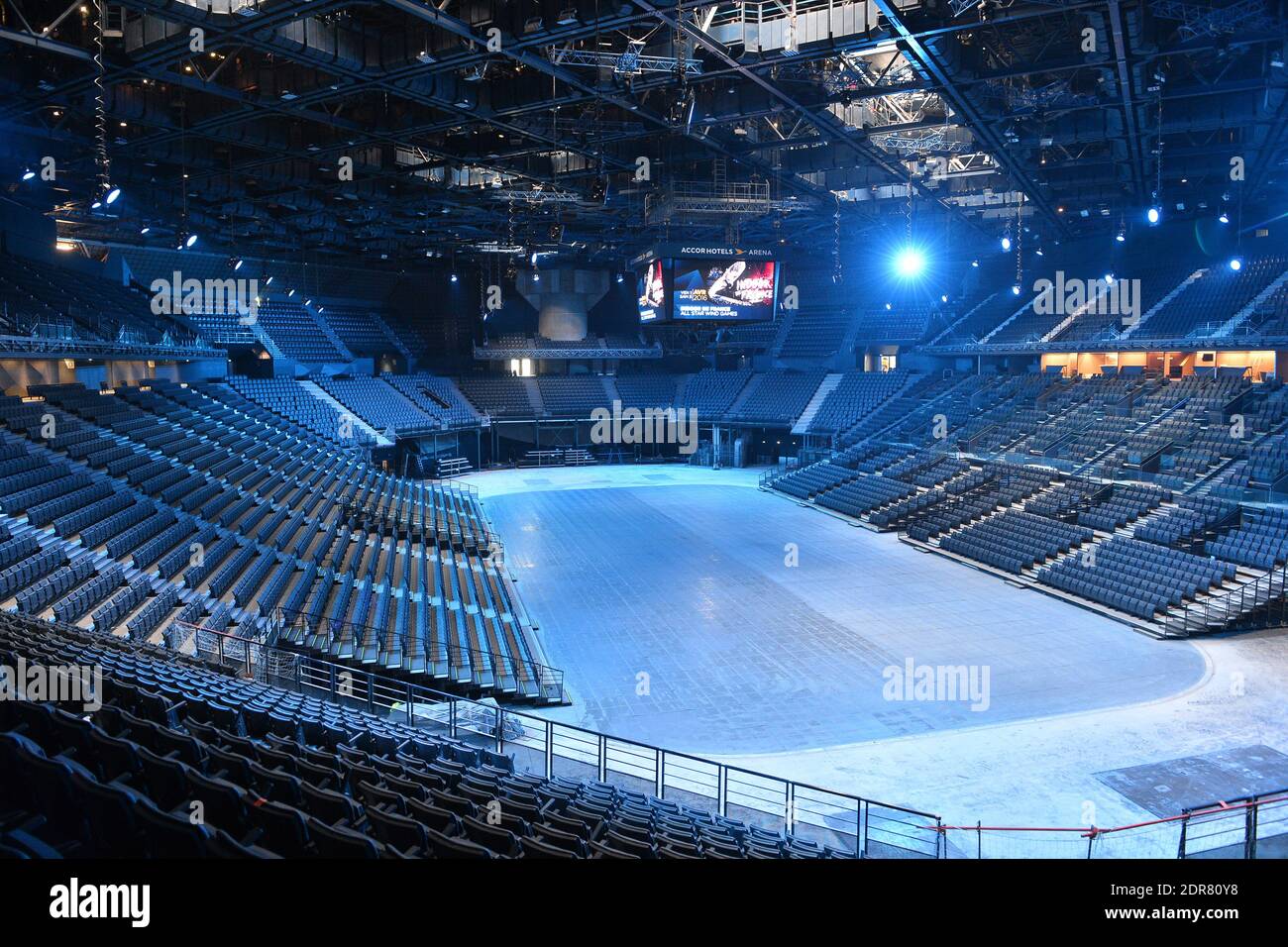 Vue générale de l'arène de sport intérieure et de la salle de concert