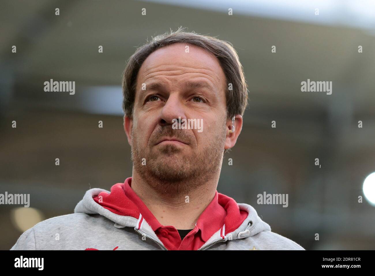 Stuttgart, Allemagne. 21 novembre 2015. Firo: Fuvuball, Soccer: 21.11.2015 1er Bundesliga, saison 2015/2016: VfB Stuttgart - FC Augsburg, entraîneur Alexander Zorniger (Stuttgart), portrait, geste, réfléchi, déçu, déçu, insatisfait, déception, déception | utilisation dans le monde crédit: dpa/Alay Live News Banque D'Images