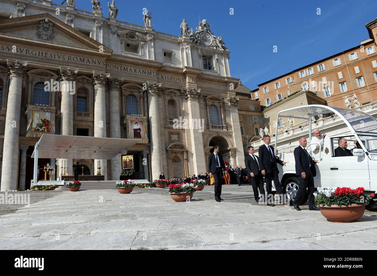 Le pape François a dirigé la première canonisation d'un couple marié lors d'une cérémonie sur la place Saint-Pierre au Vatican, le 18 octobre 2015. Louis Martin et Marie-Zelie Guerin Martin, qui vivaient en France au XIXe siècle, étaient les parents de Saint Thérèse de Lisieux, la religieuse française du XIXe siècle qui est l'une des figures les plus vénérables de l'Église. François a également canonisé Vincenzo Grossi, prêtre décédé en 1917 et qui a passé la plus grande partie de sa vie à aider les pauvres du nord de l'Italie, et María Isabel Salvat Romero, une religieuse espagnole du XXe siècle. La canonisation de Louis Martin et de Marie Azelie Guerin marqua le Th Banque D'Images