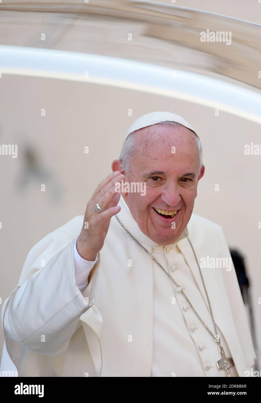 Le pape François a dirigé la première canonisation d'un couple marié lors d'une cérémonie sur la place Saint-Pierre au Vatican, le 18 octobre 2015. Louis Martin et Marie-Zelie Guerin Martin, qui vivaient en France au XIXe siècle, étaient les parents de Saint Thérèse de Lisieux, la religieuse française du XIXe siècle qui est l'une des figures les plus vénérables de l'Église. François a également canonisé Vincenzo Grossi, prêtre décédé en 1917 et qui a passé la plus grande partie de sa vie à aider les pauvres du nord de l'Italie, et María Isabel Salvat Romero, une religieuse espagnole du XXe siècle. La canonisation de Louis Martin et de Marie Azelie Guerin marqua le Th Banque D'Images