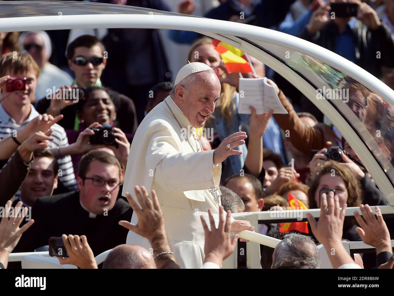 Le pape François a dirigé la première canonisation d'un couple marié lors d'une cérémonie sur la place Saint-Pierre au Vatican, le 18 octobre 2015. Louis Martin et Marie-Zelie Guerin Martin, qui vivaient en France au XIXe siècle, étaient les parents de Saint Thérèse de Lisieux, la religieuse française du XIXe siècle qui est l'une des figures les plus vénérables de l'Église. François a également canonisé Vincenzo Grossi, prêtre décédé en 1917 et qui a passé la plus grande partie de sa vie à aider les pauvres du nord de l'Italie, et María Isabel Salvat Romero, une religieuse espagnole du XXe siècle. La canonisation de Louis Martin et de Marie Azelie Guerin marqua le Th Banque D'Images