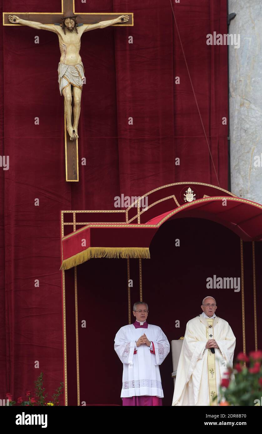 Le pape François a dirigé la première canonisation d'un couple marié lors d'une cérémonie sur la place Saint-Pierre au Vatican, le 18 octobre 2015. Louis Martin et Marie-Zelie Guerin Martin, qui vivaient en France au XIXe siècle, étaient les parents de Saint Thérèse de Lisieux, la religieuse française du XIXe siècle qui est l'une des figures les plus vénérables de l'Église. François a également canonisé Vincenzo Grossi, prêtre décédé en 1917 et qui a passé la plus grande partie de sa vie à aider les pauvres du nord de l'Italie, et María Isabel Salvat Romero, une religieuse espagnole du XXe siècle. La canonisation de Louis Martin et de Marie Azelie Guerin marqua le Th Banque D'Images