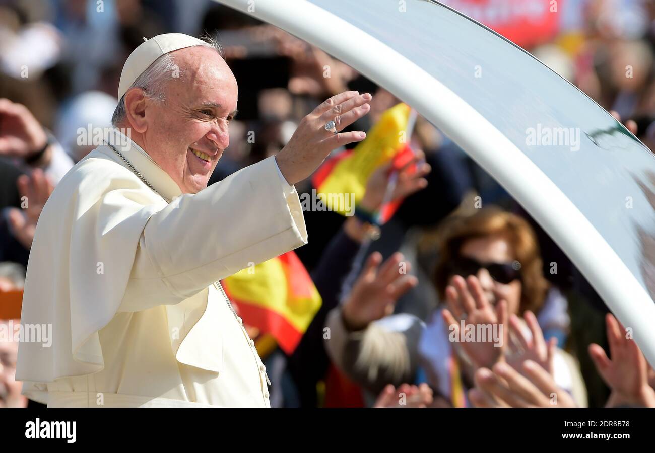 Le pape François a dirigé la première canonisation d'un couple marié lors d'une cérémonie sur la place Saint-Pierre au Vatican, le 18 octobre 2015. Louis Martin et Marie-Zelie Guerin Martin, qui vivaient en France au XIXe siècle, étaient les parents de Saint Thérèse de Lisieux, la religieuse française du XIXe siècle qui est l'une des figures les plus vénérables de l'Église. François a également canonisé Vincenzo Grossi, prêtre décédé en 1917 et qui a passé la plus grande partie de sa vie à aider les pauvres du nord de l'Italie, et María Isabel Salvat Romero, une religieuse espagnole du XXe siècle. La canonisation de Louis Martin et de Marie Azelie Guerin marqua le Th Banque D'Images