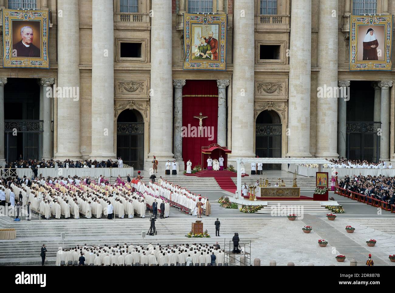 Le pape François a dirigé la première canonisation d'un couple marié lors d'une cérémonie sur la place Saint-Pierre au Vatican, le 18 octobre 2015. Louis Martin et Marie-Zelie Guerin Martin, qui vivaient en France au XIXe siècle, étaient les parents de Saint Thérèse de Lisieux, la religieuse française du XIXe siècle qui est l'une des figures les plus vénérables de l'Église. François a également canonisé Vincenzo Grossi, prêtre décédé en 1917 et qui a passé la plus grande partie de sa vie à aider les pauvres du nord de l'Italie, et María Isabel Salvat Romero, une religieuse espagnole du XXe siècle. La canonisation de Louis Martin et de Marie Azelie Guerin marqua le Th Banque D'Images