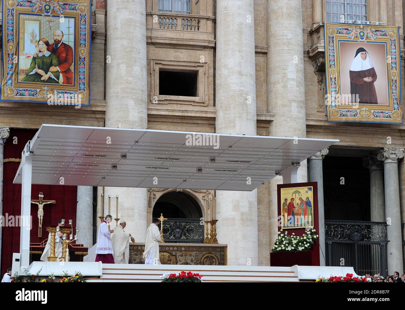 Le pape François a dirigé la première canonisation d'un couple marié lors d'une cérémonie sur la place Saint-Pierre au Vatican, le 18 octobre 2015. Louis Martin et Marie-Zelie Guerin Martin, qui vivaient en France au XIXe siècle, étaient les parents de Saint Thérèse de Lisieux, la religieuse française du XIXe siècle qui est l'une des figures les plus vénérables de l'Église. François a également canonisé Vincenzo Grossi, prêtre décédé en 1917 et qui a passé la plus grande partie de sa vie à aider les pauvres du nord de l'Italie, et María Isabel Salvat Romero, une religieuse espagnole du XXe siècle. La canonisation de Louis Martin et de Marie Azelie Guerin marqua le Th Banque D'Images