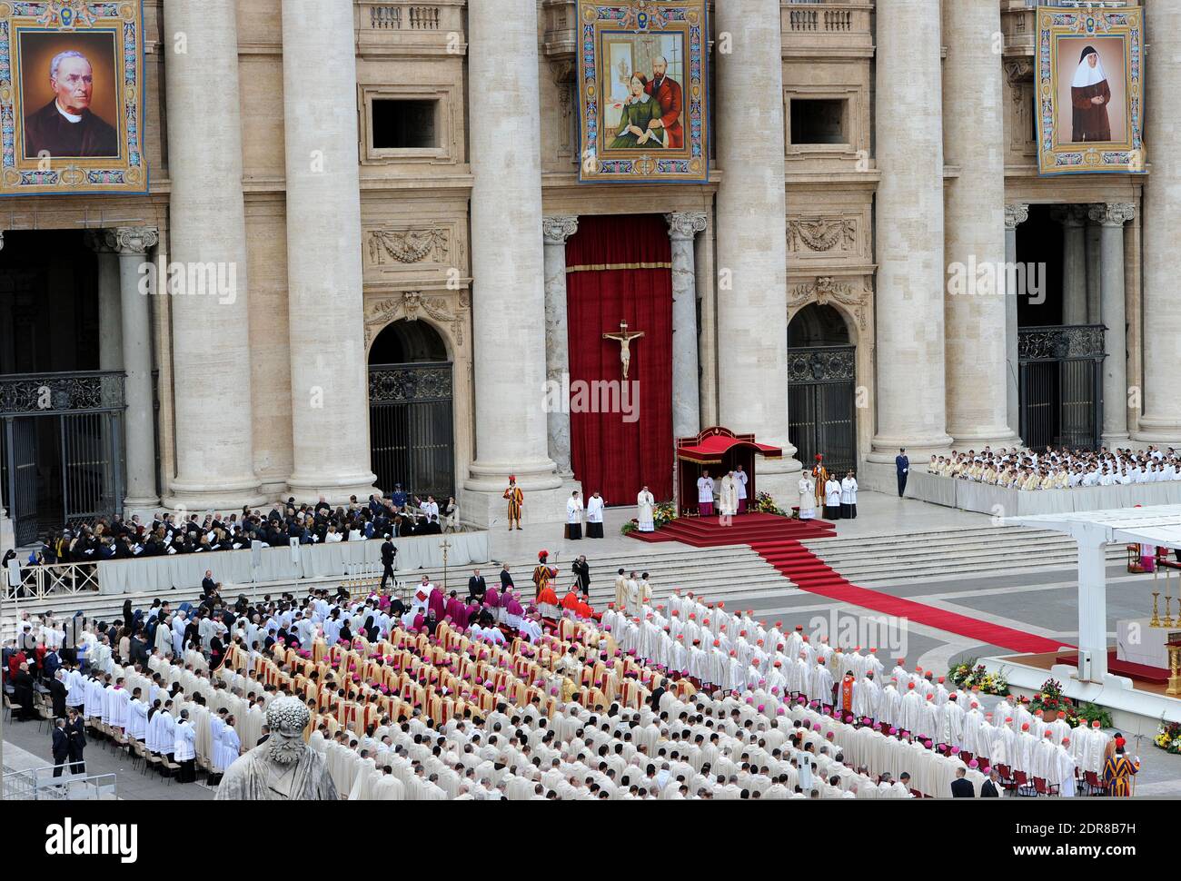 Le pape François a dirigé la première canonisation d'un couple marié lors d'une cérémonie sur la place Saint-Pierre au Vatican, le 18 octobre 2015. Louis Martin et Marie-Zelie Guerin Martin, qui vivaient en France au XIXe siècle, étaient les parents de Saint Thérèse de Lisieux, la religieuse française du XIXe siècle qui est l'une des figures les plus vénérables de l'Église. François a également canonisé Vincenzo Grossi, prêtre décédé en 1917 et qui a passé la plus grande partie de sa vie à aider les pauvres du nord de l'Italie, et María Isabel Salvat Romero, une religieuse espagnole du XXe siècle. La canonisation de Louis Martin et de Marie Azelie Guerin marqua le Th Banque D'Images